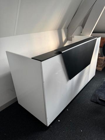 Bureau / balie GRATIS beschikbaar voor biedingen