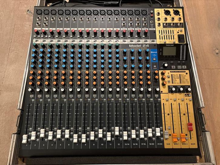 Tascam Model 24 Mixer in Flightcase, Muziek en Instrumenten, Mengpanelen, Zo goed als nieuw, 20 kanalen of meer, Microfooningang