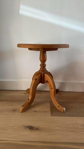 Solid Pine Side Table beschikbaar voor biedingen