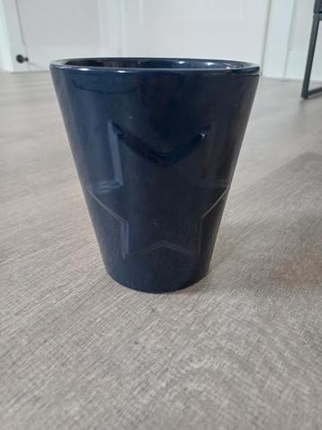 Donkerblauwe bloempot met ster beschikbaar voor biedingen