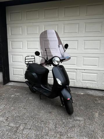 Djjd scooter +-1000km geel kenteken bijna nieuw beschikbaar voor biedingen