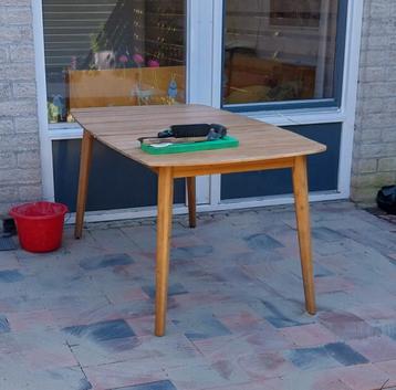 Mooie houten tuintafel beschikbaar voor biedingen