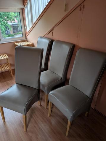 Hoge eetkamerstoelen licht grijs, hoogte 1060mm. 4X beschikbaar voor biedingen