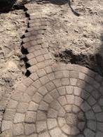 ZEER GROTE LICHTBRUINE BETONSTENEN CIRKEL DIAMETER 5M, Ophalen, Gebruikt, Klinkers, 10 m² of meer
