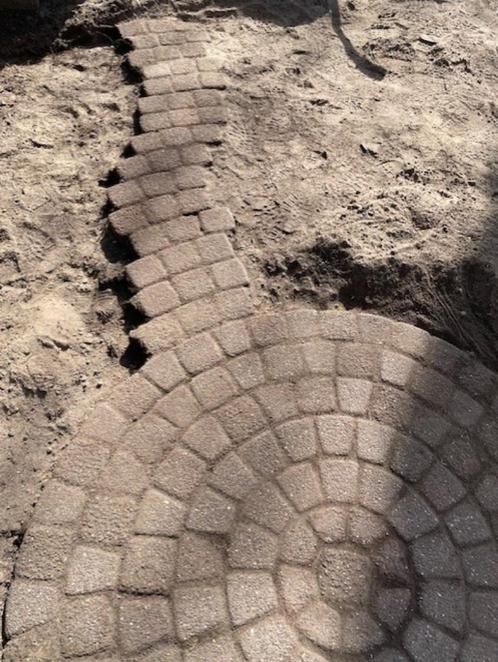 ZEER GROTE LICHTBRUINE BETONSTENEN CIRKEL DIAMETER 5M, Tuin en Terras, Tegels en Klinkers, Gebruikt, Klinkers, Beton, 10 m² of meer