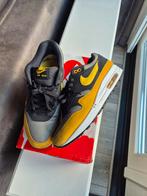💛🩶 Nike Air Max 1 "Dark Stucco Vivid Sulfur" Maat 42,5, Kleding | Heren, Schoenen, Nike air max, Overige kleuren, Ophalen of Verzenden