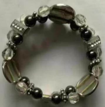 Zwart, wit en zilverkleurige armband met kralen, stenen beschikbaar voor biedingen
