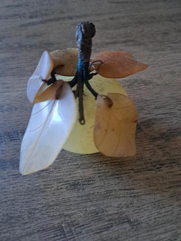 Decoratieve Jade Appel met Bladeren beschikbaar voor biedingen