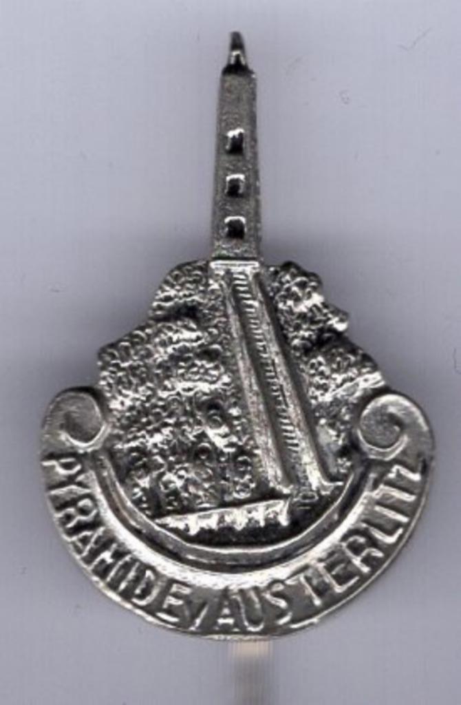 Pyramide Austerlitz zilverkleurig speldje ( U_132 ), Verzamelen, Speldjes, Pins en Buttons, Zo goed als nieuw, Speldje of Pin