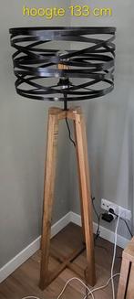 Industriële vloerlamp met houten driepoot, Huis en Inrichting, Lampen | Vloerlampen, 100 tot 150 cm, Ophalen of Verzenden, Zo goed als nieuw