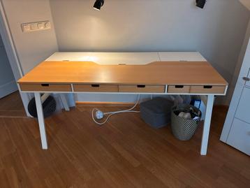 Bureau met opbergruimte beschikbaar voor biedingen