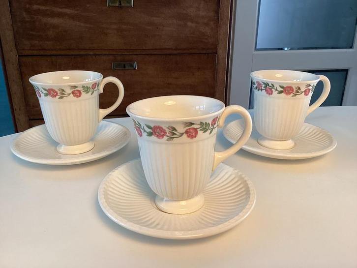 Wedgwood Rosalind set van 3 koffie kopjes, Huis en Inrichting, Keuken | Servies, Gebruikt, Kop(pen) en/of Schotel(s), Wedgwood