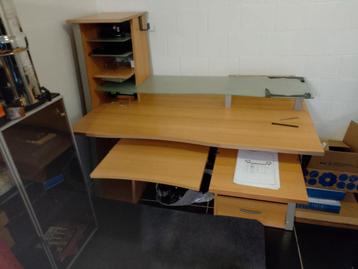 Bureau met opbergruimte beschikbaar voor biedingen