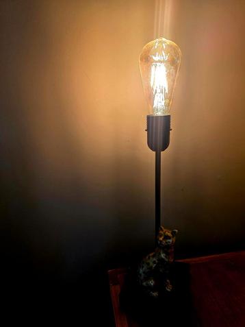 Metalen tafellamp met bronzen luipaard   beschikbaar voor biedingen