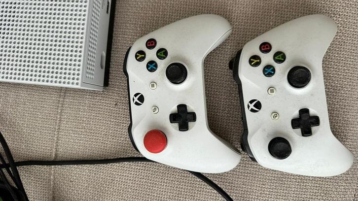 Xbox One S All Digital Edition met 2 controllers + headset, Spelcomputers en Games, Spelcomputers | Xbox One, Gebruikt, Xbox One S
