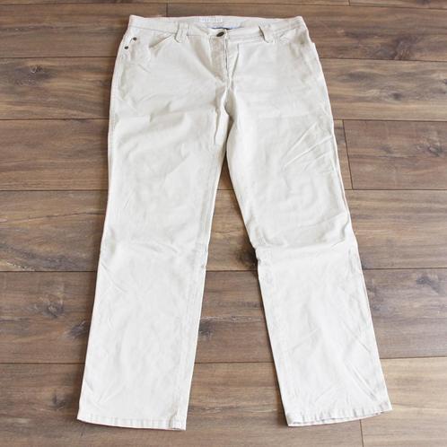 Mooie Brax Broek - 80 (Maat 44) € 40,-, Kleding | Dames, Broeken en Pantalons, Zo goed als nieuw, Maat 42/44 (L), Beige, Lang