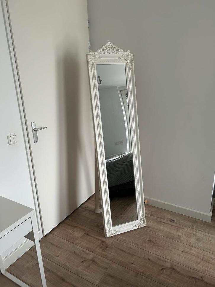 Elegante witte spiegel, passpiegel, Huis en Inrichting, Woonaccessoires | Spiegels, Zo goed als nieuw, Minder dan 50 cm, 150 tot 200 cm