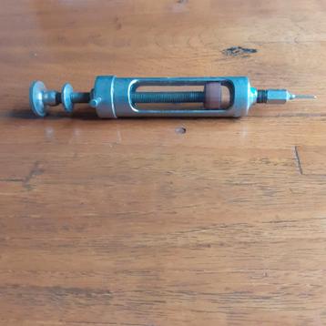 Injectie spuit. antieke spuit beschikbaar voor biedingen
