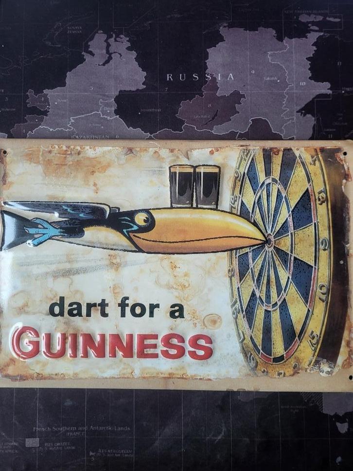 GUINNESS BEER -214 - DART FOR A GUINNESS + TIN CARD., Verzamelen, Biermerken, Nieuw, Reclamebord, Plaat of Schild, Overige merken