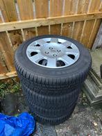 Winterbanden met Peugeot wieldoppen 16 inch 215/60 R 16, Auto-onderdelen, Banden en Velgen, Ophalen, 16 inch, Winterbanden, Band(en)