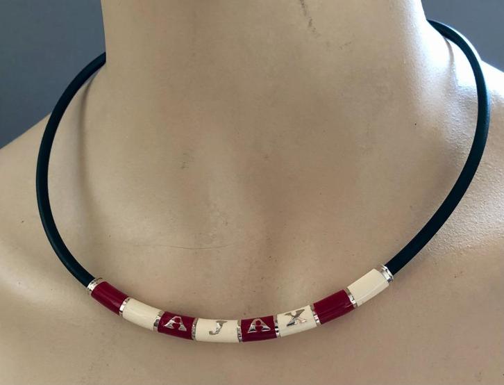 Zilveren Ajax-halsketting met Rood-Wit Emaille Drijfhout '93, Verzamelen, Sportartikelen en Voetbal, Nieuw, Overige typen, Ajax