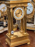 Antieke vuurvergulde bronzen pendule €670., Antiek en Kunst, Ophalen