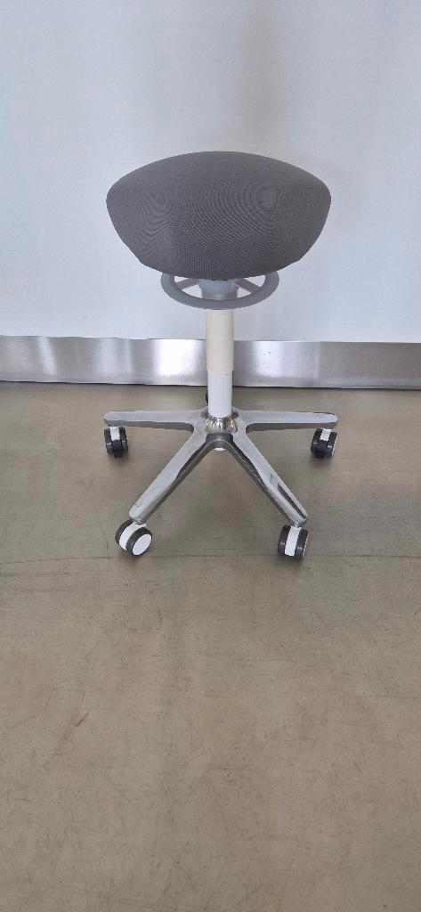 ONGO Roll verrijdbare dynamische balanskruk. Showroommodel!, Huis en Inrichting, Bureaustoelen, Nieuw, Bureaukruk, Grijs, Ergonomisch