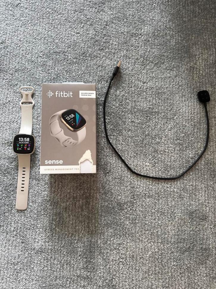 Fitbit Sense - 2021 - Prima staat!, Sieraden, Tassen en Uiterlijk, Smartwatches, Gebruikt, Wit, Afstand, Waterdicht, Ophalen of Verzenden
