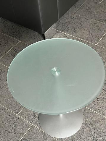 Glazen Bijzettafel met Stalen Voet beschikbaar voor biedingen