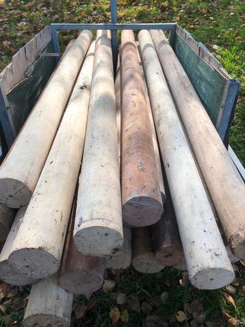 weiland palen, mooie rond en glad beschikbaar voor biedingen