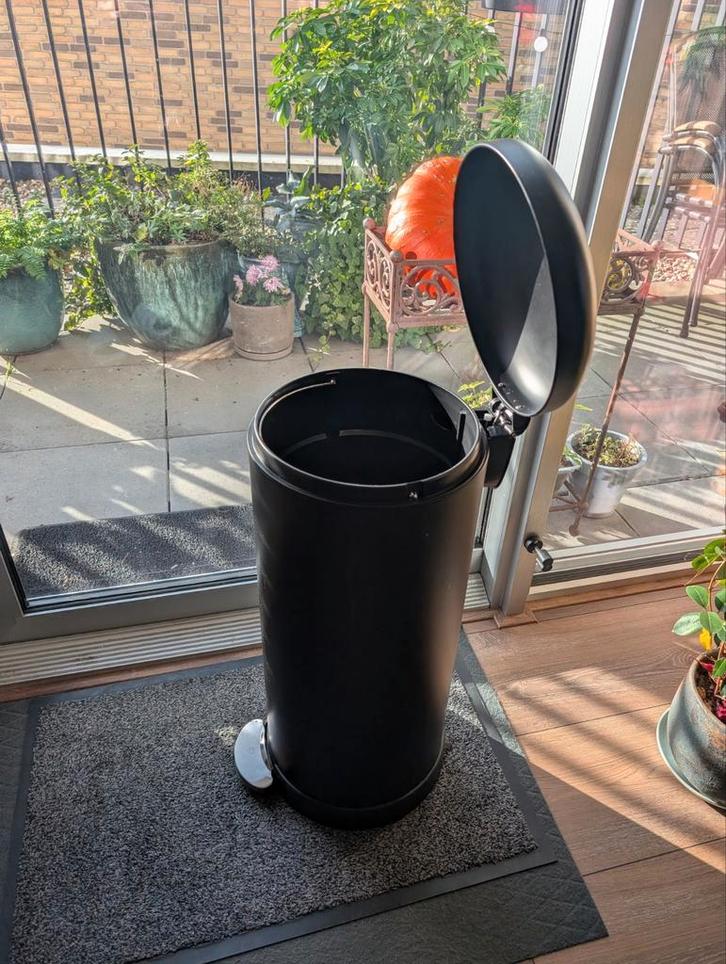 Prullenbak 30 liter zwart, Huis en Inrichting, Woonaccessoires | Prullenbakken, Zo goed als nieuw, Metaal, 50 tot 75 cm, 30 tot 40 liter