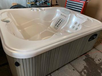 Hele mooie Hotspring Jetsetter 3 persoons topjacuzzi beschikbaar voor biedingen