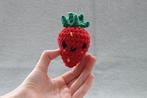 Aardbei - zelfgehaakte decoratie / sleutelhanger, Ophalen of Verzenden, Nieuw, Haken, Overige typen