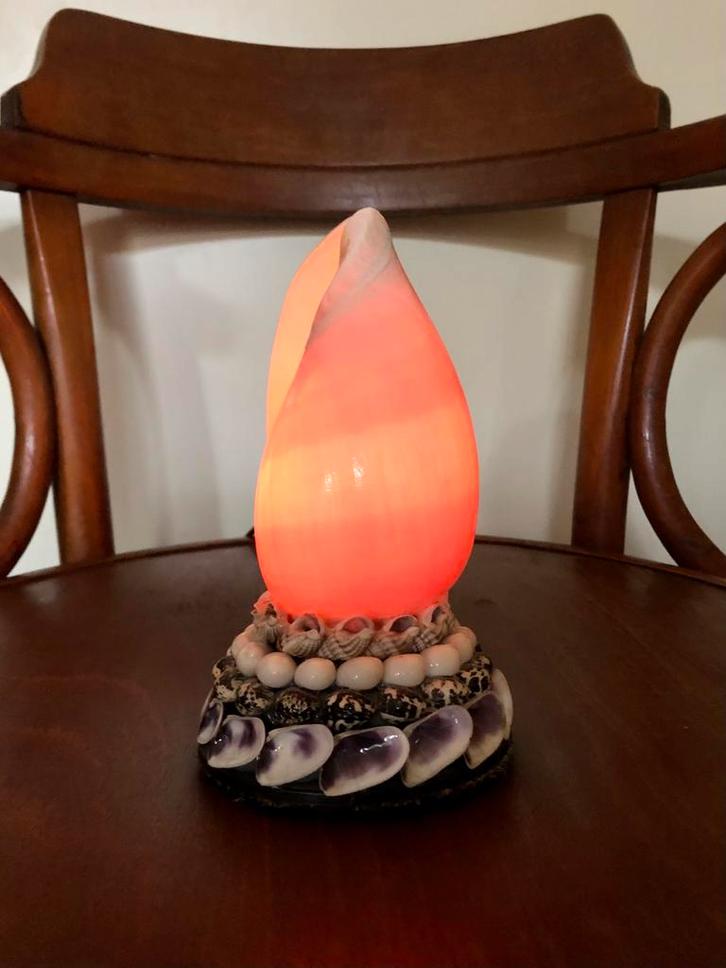 Vintage schelplamp met kleine schelpjes schelp lamp., Huis en Inrichting, Lampen | Tafellampen, Zo goed als nieuw, Minder dan 50 cm