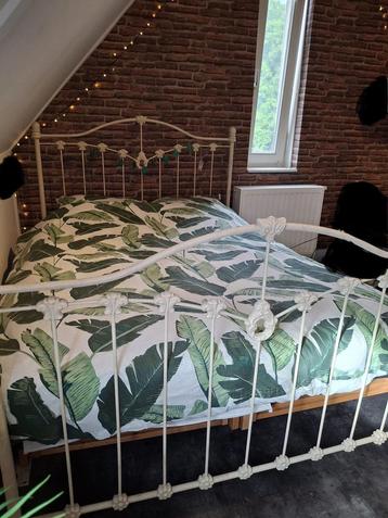 Bed met bijbehorend bankje beschikbaar voor biedingen