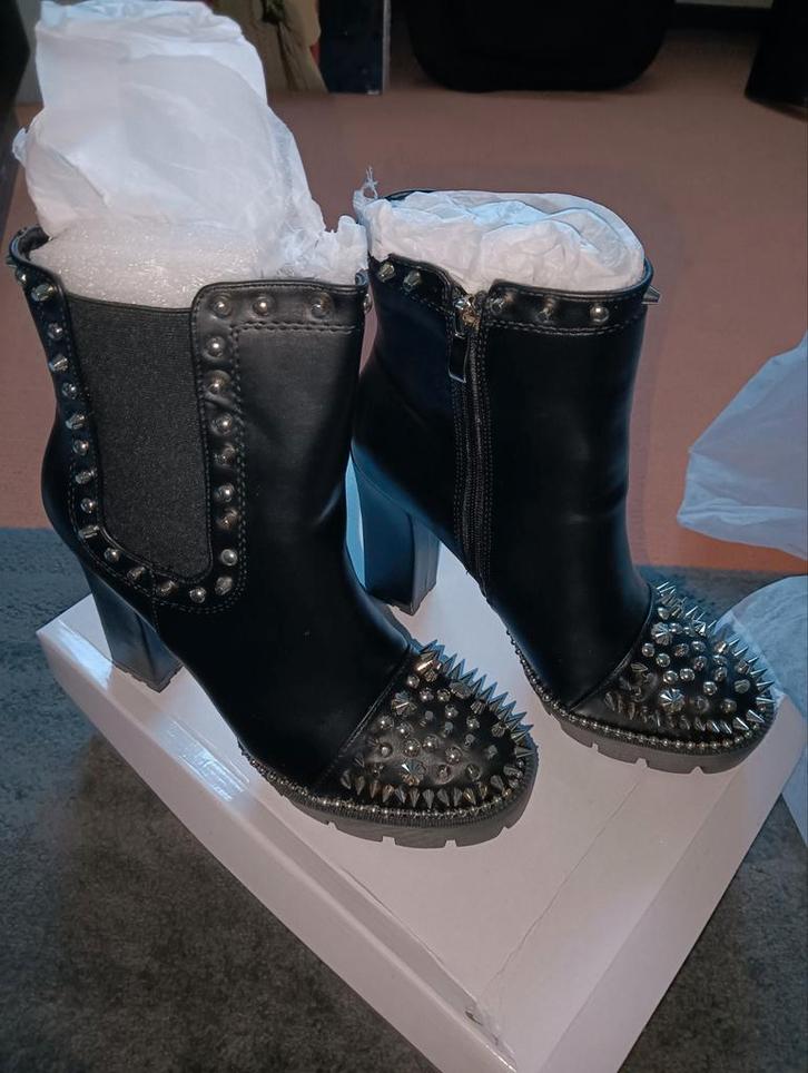 Stoere Zwarte Enkellaarsjes mt 39 met Studs, Kleding | Dames, Schoenen, Nieuw, Lage of Enkellaarzen, Zwart, Ophalen