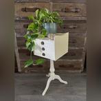 Unieke bijzettafel uit Engeland met drie laden op hoge poot, Ophalen, Minder dan 55 cm, Gebruikt, Vierkant