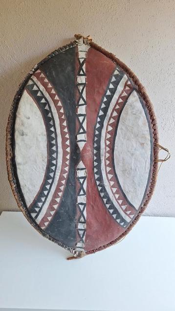 Origineel Massai oorlog schild beschilderd leer tribale art beschikbaar voor biedingen