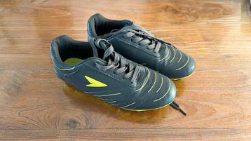 Voetbalschoenen maat 37 beschikbaar voor biedingen