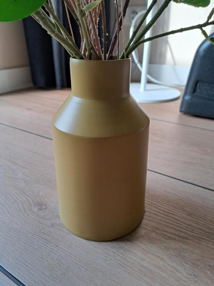 VT Wonen design vaas, okergeel, metaal, Huis en Inrichting, Woonaccessoires | Vazen, Zo goed als nieuw, Geel, Minder dan 50 cm
