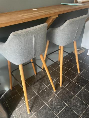 2 barstoelen – grijs met houten poten (Nicholas by Mørteen) beschikbaar voor biedingen
