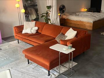 Mooie oranje velvet hoekbank met chaise longue beschikbaar voor biedingen
