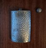 Antiek Engels heupflesje gemaakt van gehamerd tin, Antiek en Kunst, Antiek | Tin, Ophalen of Verzenden