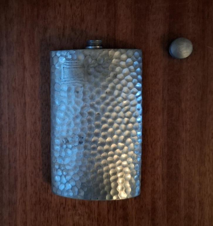 Antiek Engels heupflesje gemaakt van gehamerd tin, Antiek en Kunst, Antiek | Tin, Ophalen of Verzenden
