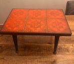 "Vintage bijzettafel jaren 60 met oranje tegels retro design, Huis en Inrichting, Ophalen, Zo goed als nieuw, Rechthoekig, Minder dan 55 cm