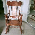 (antieke?) Vintage schommelstoel met houtsnijmotief, Kinderen en Baby's, Kinderkamer | Tafels en Stoelen, Ophalen, Gebruikt, Stoel(en)