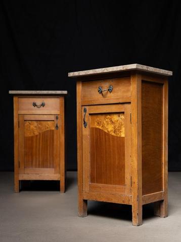 Twee Houten Antieke Nachtkastjes Marmeren blad Vintage Uniek beschikbaar voor biedingen
