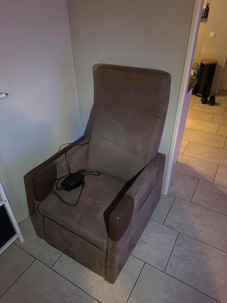 Elektrische Suede Sta Op Stoel - Werkt Prima!, Huis en Inrichting, Fauteuils, Gebruikt, Stof, 75 tot 100 cm, Ophalen of Verzenden