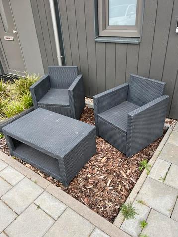 Loungeset - 2 stoelen en tafel beschikbaar voor biedingen