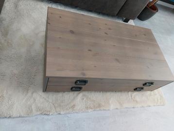 Mooie salontafel met veel opbergruimte beschikbaar voor biedingen